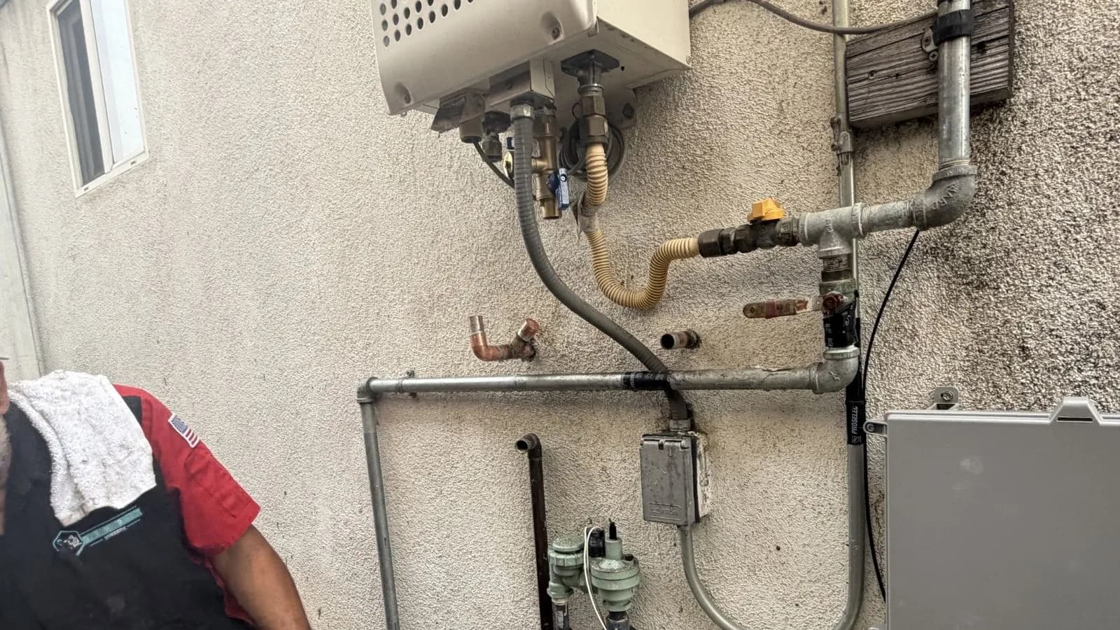 Tankless water heater without proper service valves in La Cañada near Gould Canyon